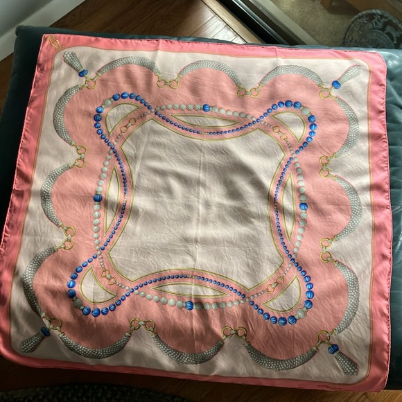 ~CARTIER~ must de Cartier 100% silk scarf beautiful used condition. - Picture 5 of 13